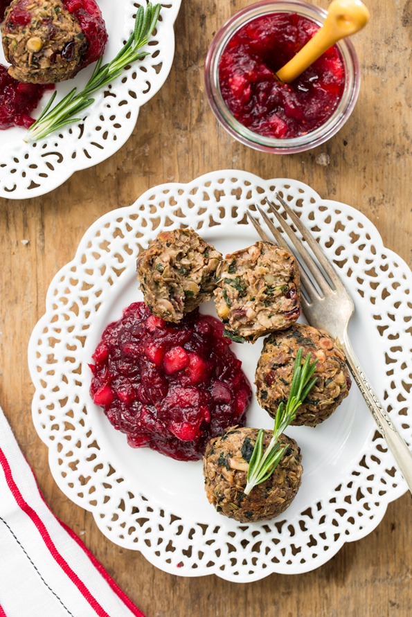 lentilwalnutmeatballscranberrysaucevegan-3017 lentilwalnutmeatballscranberrysaucevegan-3017